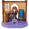 Image de HARRY POTTER - PLAYSET COURS DE SORTILÈGES WIZARDING WORLD - Coffret Univers Magique Cours De Sortilèges Avec 1 Figurine Articulée Hermione Granger et Accessoires - 6061846 - Jouet Enfant 5 ans et +