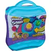 Image de Kinetic Sand, SquishMotion, Coffret avec 453 grammes de sable de jeu rose, jaune et bleu, tampon et 5 outils, boîte de rangement réutilisable, jouets sensoriels pour les enfants à partir de 5 ans, Jeu de sable