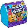 Image de Kinetic Sand, Doggie Dig avec outil multi-usage surprise en forme de chien, 170 g de sable de plage et rangement de sable à modeler (plusieurs modèles disponibles.), jouets sensoriels pour enfants, Jeu de sable