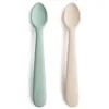 Image de Mushie | Lot de 2 Cuillère en silicone sans BPA | Cuillère d'alimentation lavable au lave-vaisselle | Accessoires pour les tout-petits | Cambridge Blue/Shifting Sand