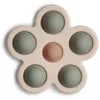 Image de mushie Jouet Presse Fleur pour Bébé | Aide à la Motricité | Plastique 100% Non Toxique, sans BPA | Accessoires pour Jeunes Enfants | Durable & Haute Qualité | Dried Thyme/Natural/Shifting Sand