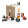 Image de mushie Boîte de tri de Formes géométriques | Jeux de tri de 12 Formes géométriques | Jeu de tri de Formes géométriques colorées pour Enfants | Matériau : Polypropylène | Fabriqué au Danemark
