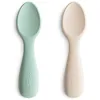Image de Mushie Cuillères De Démarrage en Silicone | Lot De 2 Cuillères Pour Tout-Petits | Pour Bébé Pour Apprendre à Manger Seul | Lavable au Lave-Vaisselle | Cambridge Blue/Shifting Sand