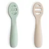 Image de Mushie Cuillère D'apprentissage en Silicone | Lot De 2 Cuillères Pour Tout-Petits| Pour Bébé Pour Apprendre à Manger Seul | Lavable au Lave-Vaisselle | Cambridge Blue/Shifting Sand