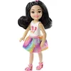 Image de Barbie Famille Mini-Poupée Chelsea Fille Brune, Haut Motif Chat et Jupe Arc-en-Ciel, Jouet pour Enfant, FXG77