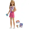 Image de Barbie Famille poupée Skipper Baby-Sitter aux Cheveux blonds, avec Jupe et 5 Accessoires Dont téléphone et biberon, Jouet pour Enfant, FXG91