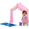 Image de Barbie Famille Coffret Skipper Baby-Sitter, Figurine Enfant avec Tente Rose, Sac de Couchage et Accessoires, Jouet pour Enfant, FXG97